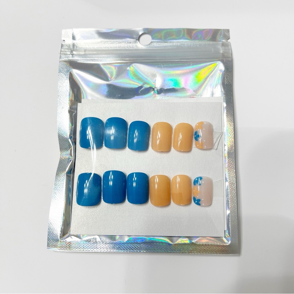 Peach & Blue Floral Accent Press-On Nails – 24pc Short Square Set - Picture 6 of 7